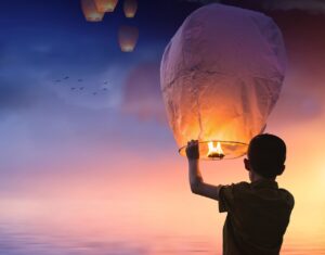 memorial service releasing paper lantern